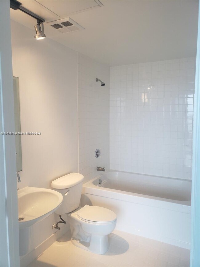 Foto del edificio - 10 SW South River Dr