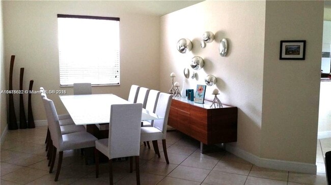 Foto del edificio - 4337 Laurel Pl