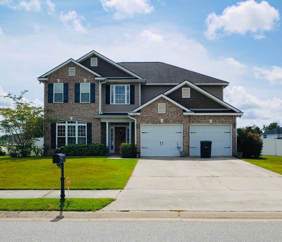 Primary Photo - 702 English Oak Dr