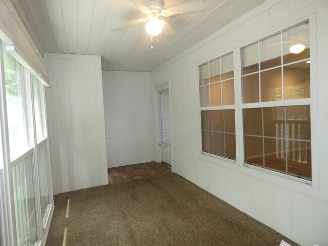 Foto del edificio - 2483 NE 68th St