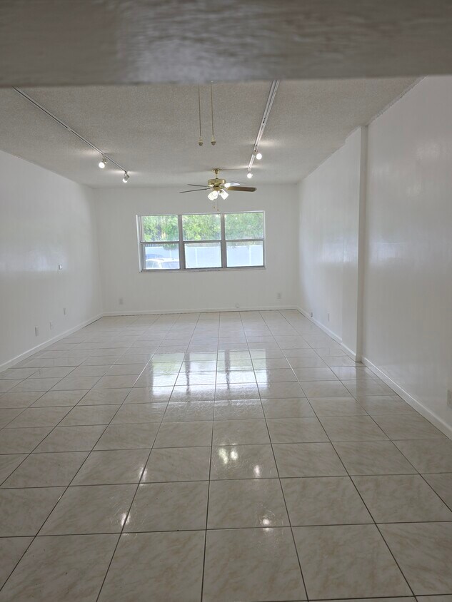 Foto del edificio - 100 Edgewater Dr