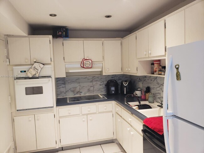 Building Photo - 400 Kings Point Dr