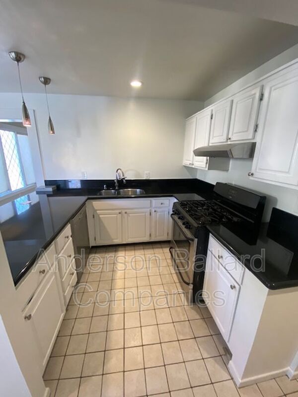 Building Photo - 397 S El Molino Ave