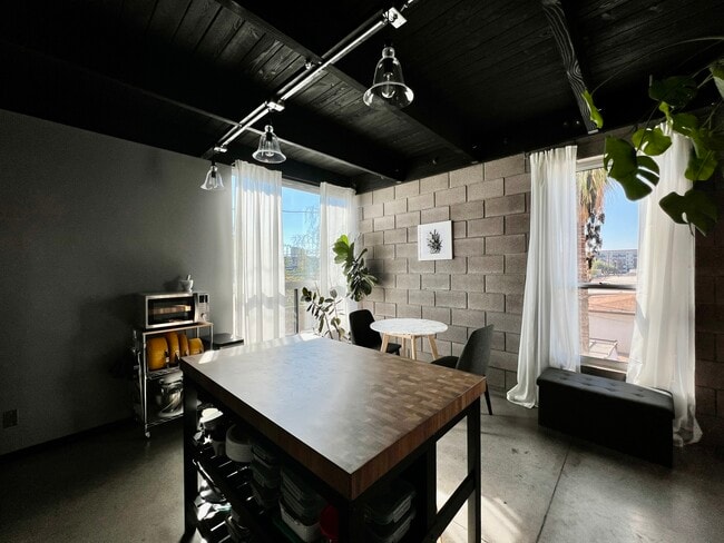 Kitchen - 525 E Willetta St