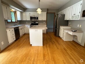Building Photo - 8265 Niagara Ln N