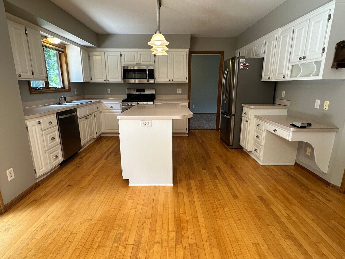 Primary Photo - Maple Grove Single Family Home, Office, Fa...