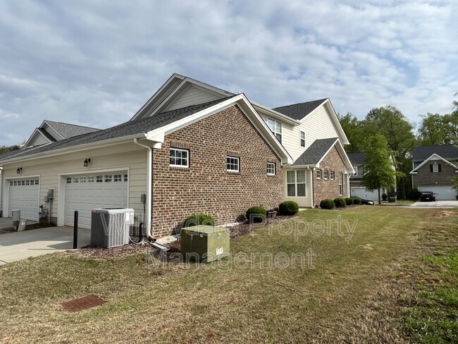 Foto del edificio - 106 Spring Pine Ln