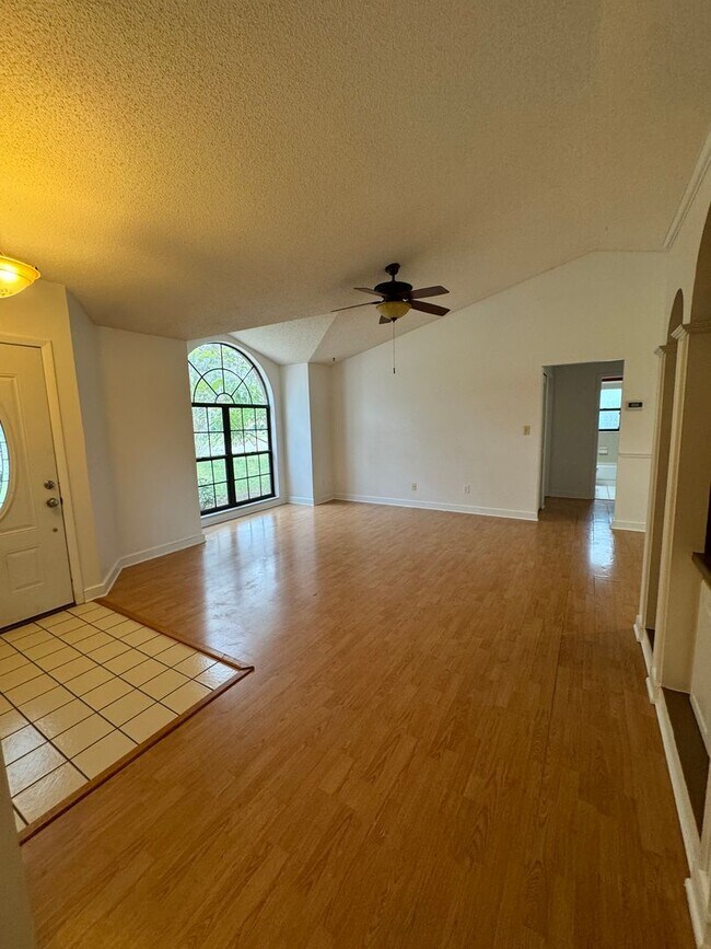 Building Photo - METROWEST 3 BEDROOOM 2 BATH POOL HOME