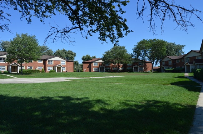 Building Photo - Colonial Manor