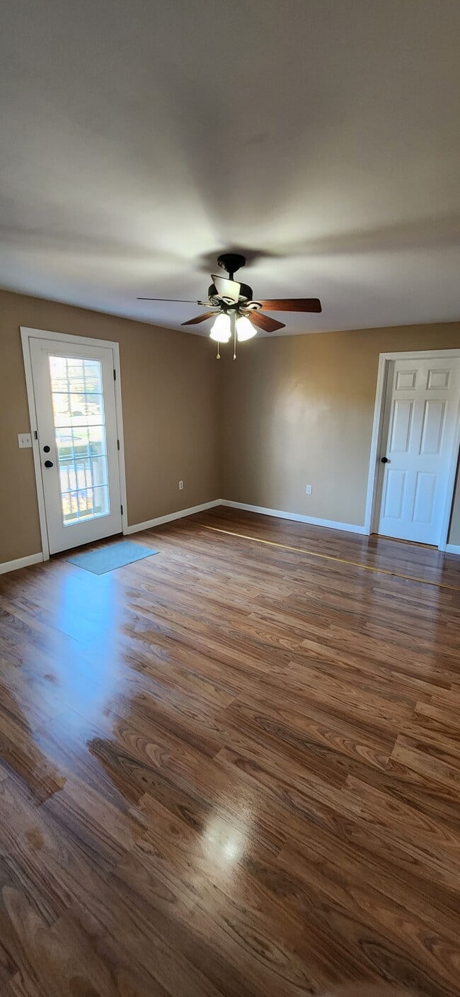 Building Photo - 391 Putnam Pike