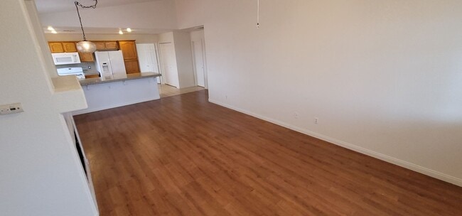 Building Photo - Beautiful Condo in Gated Community with Pool & Spa!