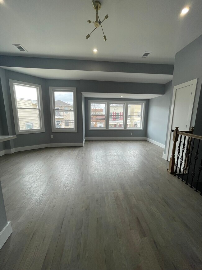 Unit 2 - 101 Woodlawn Ave