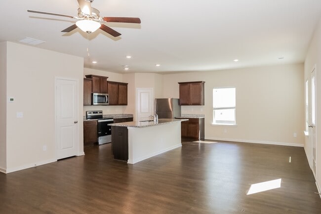 Foto del edificio - 576 Greenlee Rd