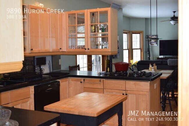 Foto del edificio - FULLY FURNISHED VICTORIAN STYLE HOME ON 2....