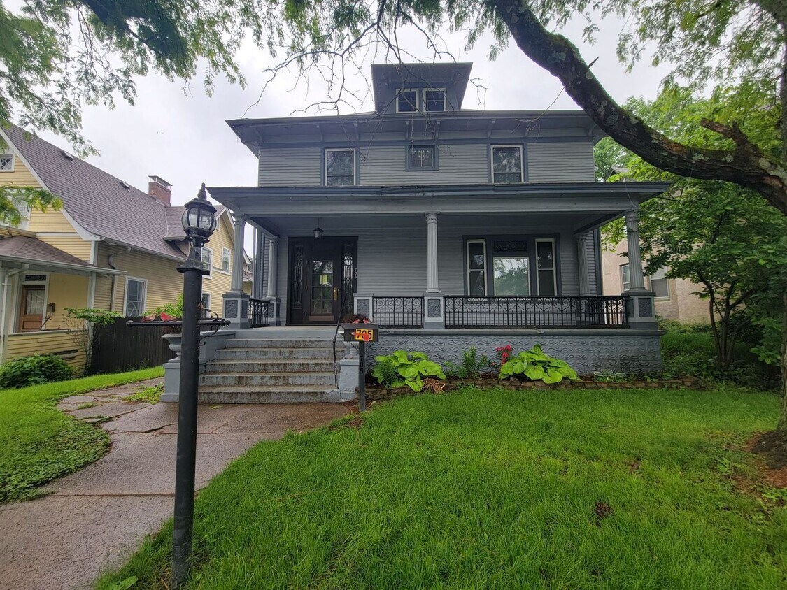 Foto principal - 705 Main Street 4BR/2.5BA (Hamilton)