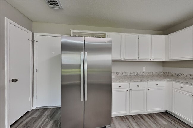Building Photo - 16823 Scenic Gardens Dr