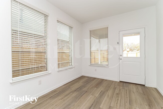 Foto del edificio - 10113 Elkhorn Dr