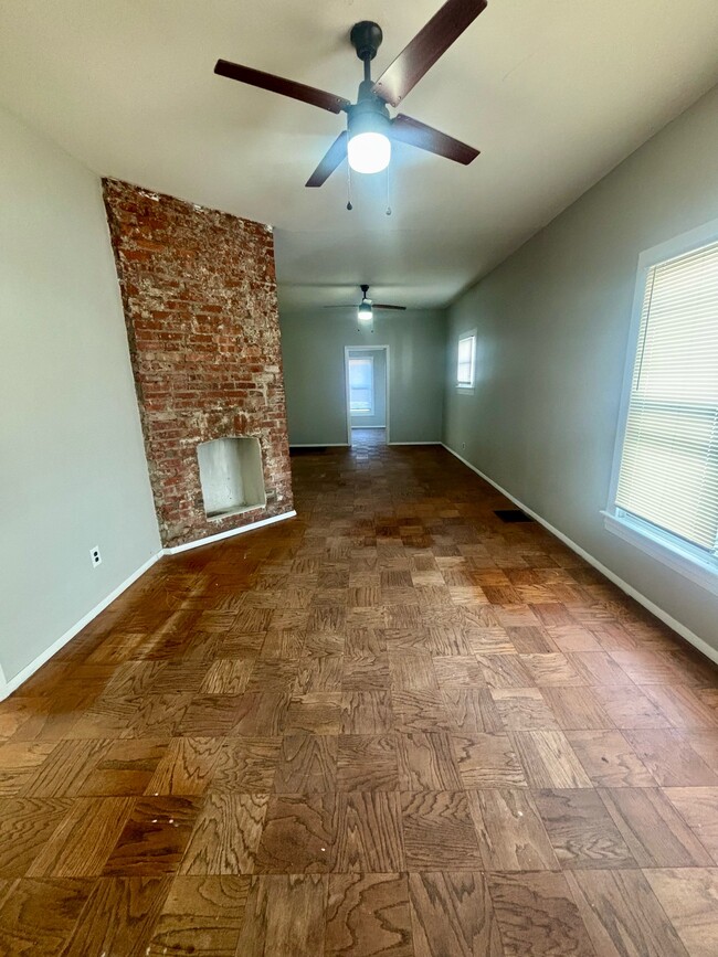 Building Photo - 1112 Weller Ave