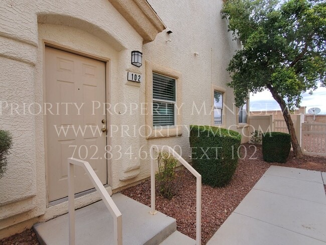 Foto del edificio - ~IMMACULATE TOWNHOME! Gated Access! 2 Primary Bedrooms! 1 Car Attached Garage! DO NOT MISS THIS!
