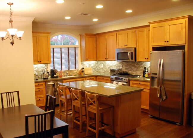 Building Photo - 100 Denardi Ln
