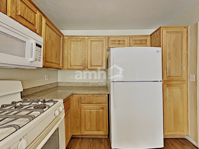 Foto del edificio - 6526 Brook Cottage Ln