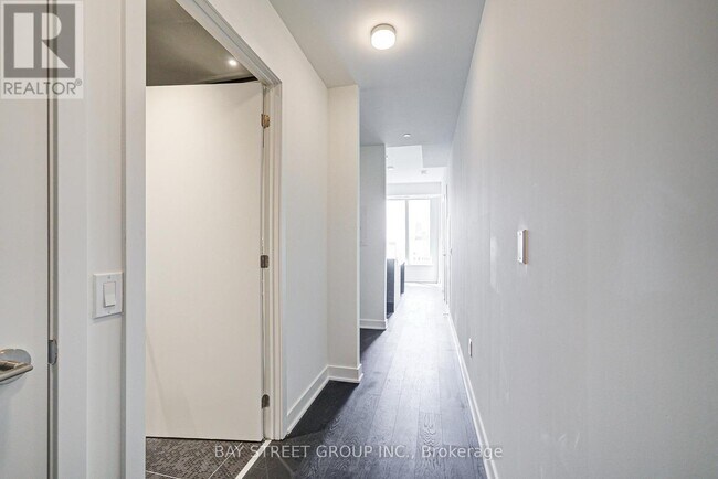 Photo du bâtiment - 11-4811 Yorkville Ave