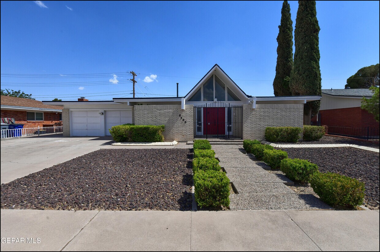 Primary Photo - 8400 Parkland Dr