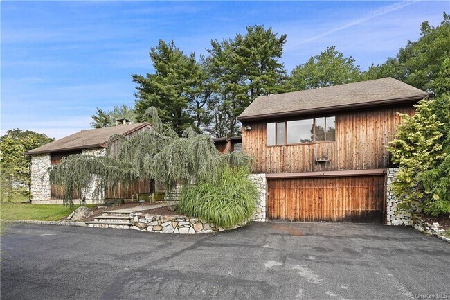 Foto del edificio - 27 Country Ridge Rd