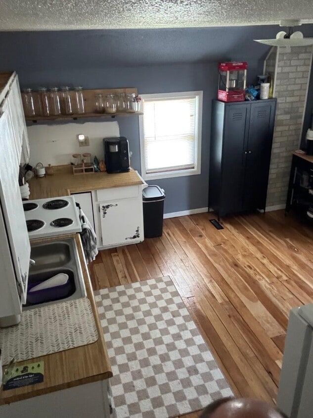 Primary Photo - 115 6th Ave NW