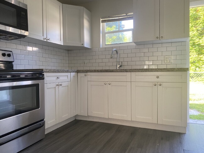 Building Photo - Cute & Cozy 2BD/2BA + Bonus Room Available...