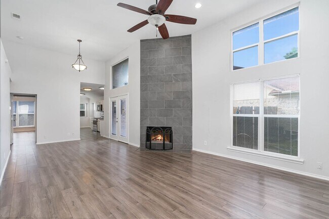 Foto del edificio - Charming 3BD/2BA Home in a Serene, Tree-Li...