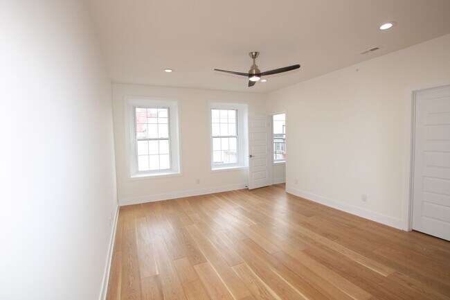 Foto del edificio - Newly renovated 2 bed with 2 offices apart...