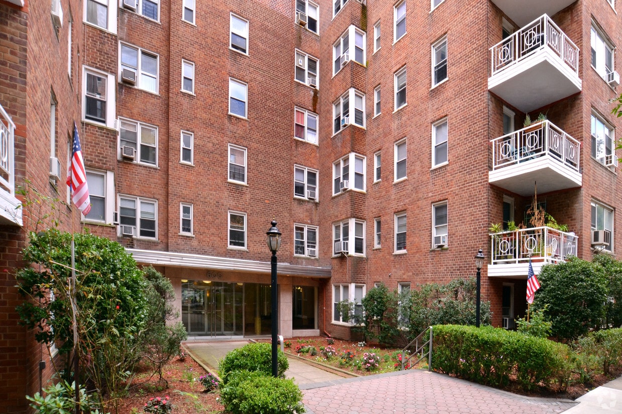Building Photo - 600 W 239th St