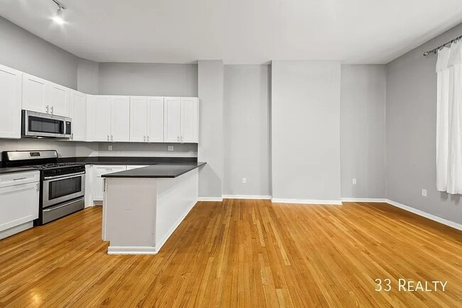 Building Photo - Spacious 4b/2b Top Floor, Wicker Park Avail July 1st!