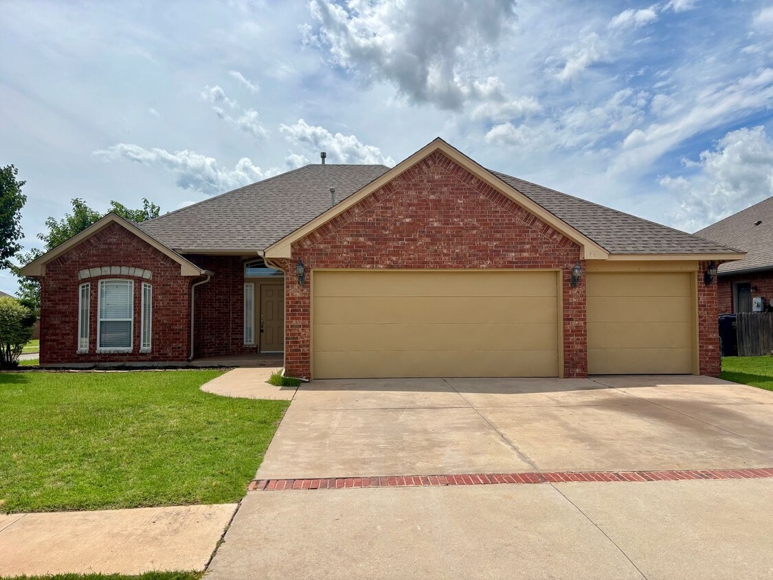 Primary Photo - Charming 4 Bed 2 Bath in Yukon
