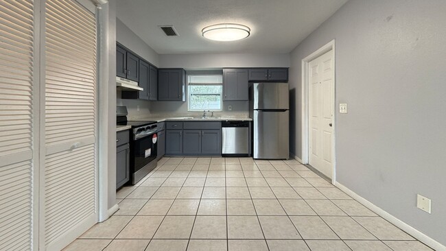 Building Photo - 11705 North Dr