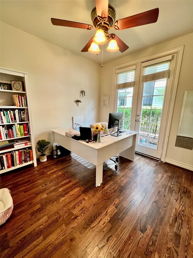 Foto del edificio - 3255 Maxroy St