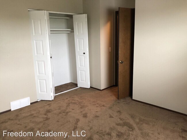 Building Photo - 215-217 Edgewood Dr