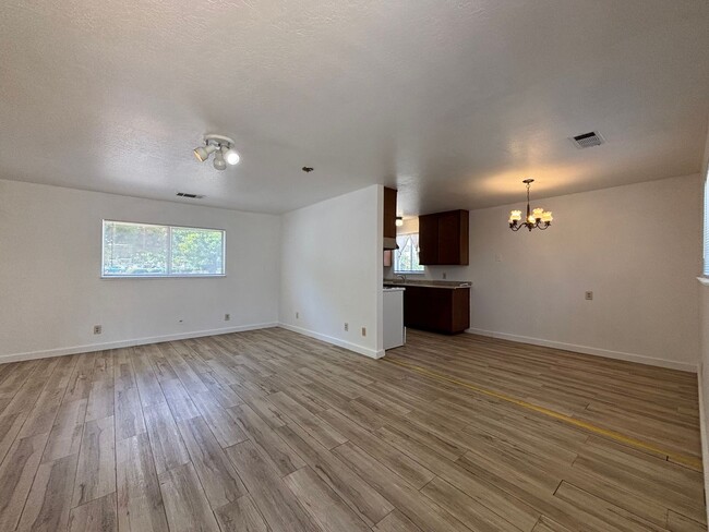 Building Photo - 1455 Alamo Dr