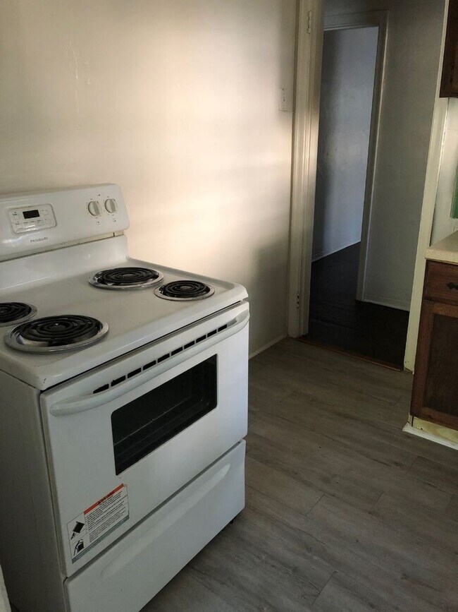 Building Photo - Two-bedroom One bath on East 55th