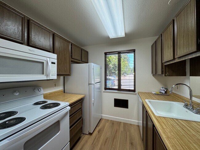 Foto del edificio - Charming Condo with Creek Views, Laminate ...