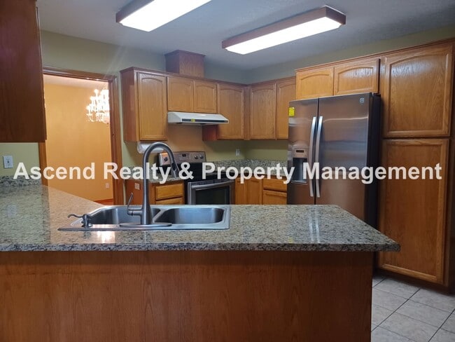 Building Photo - Troutdale 4 Bed Fenced Back 3 Car Garage Y...