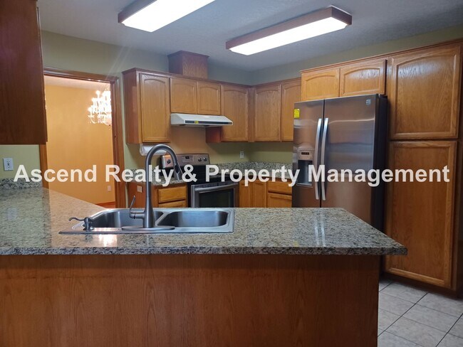 Foto del edificio - Troutdale 4 Bed Fenced Back 3 Car Garage Y...