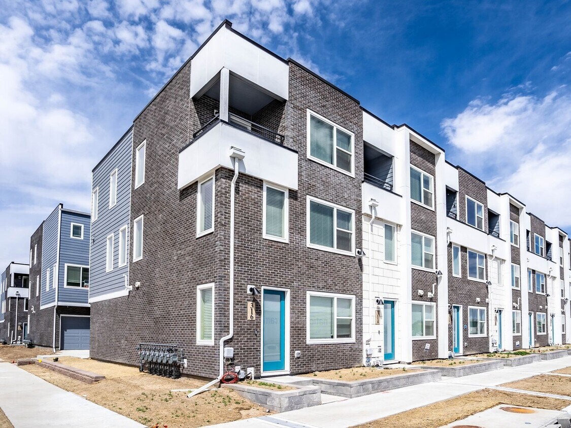Primary Photo - 3 Bedroom Townhome in Aurora
