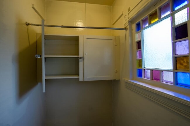 Building Photo - AVAILABLE 7/1/26 - Charming Second Floor A...