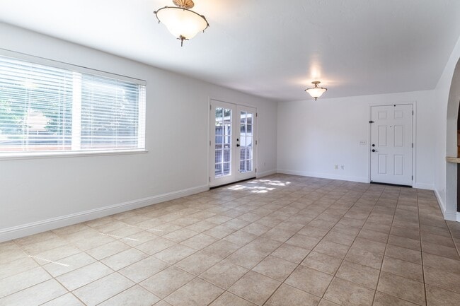 Building Photo - 300 IOLI Ranch Cir