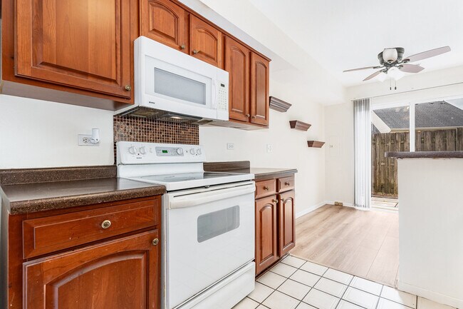 Building Photo - 1121 N Knollwood Dr