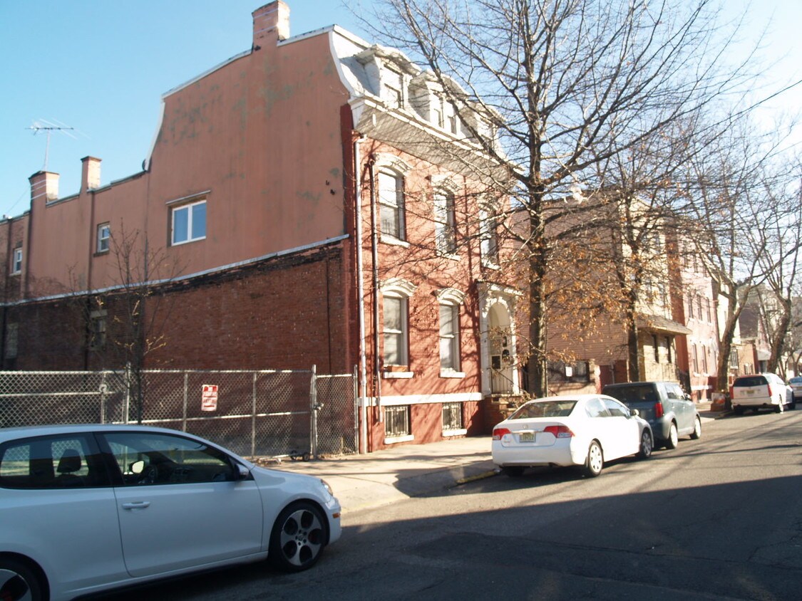Primary Photo - 76-90 McWhorter St