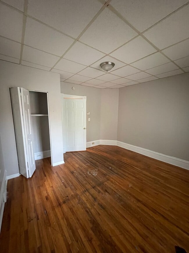 Building Photo - 3 Bedroom, 1 Bath Unit