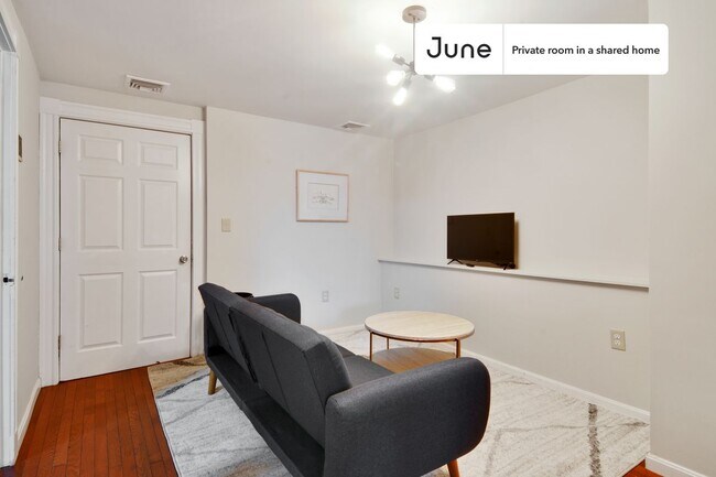 Foto del edificio - Room in Shared 7 bed/2 bath home